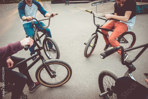 Tableau sur toile Company of young people on BMX