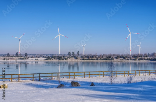 Windrad am See im Winter - Wind turbine on lake in winter