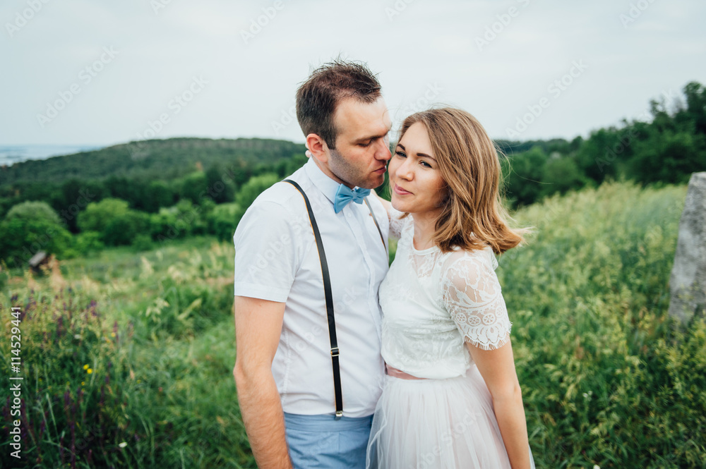 Obraz premium Happy Bride and groom walking on the green grass