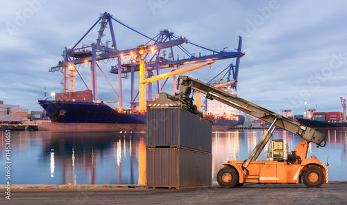 Konstfotografi Forklift handling container