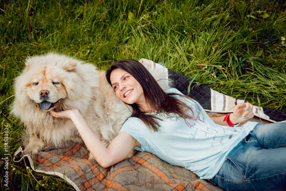 Obraz premium Young woman with the dogs in the park.