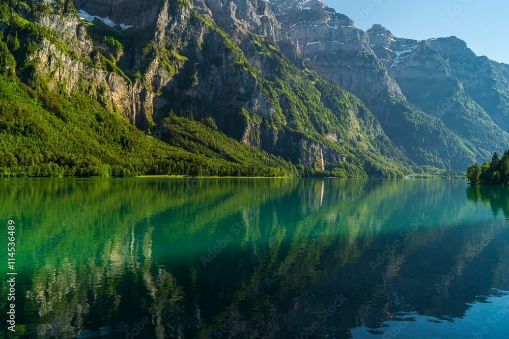 Bergsee Spiegelung im schönen Klöntal am Klöntalersee im Sommer