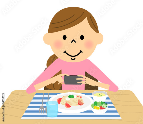 食事を撮影する女性