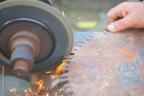 Cuadro en lienzo sharpening saw