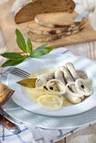 Saure Zipfel, eine fränkische Spezialität: im Zwiebel-Essigsud zubereitete Nürnberger Bratwürstchen  - A Franconian specialty: Bratwurst cooked in vinegar with onions and spices photo