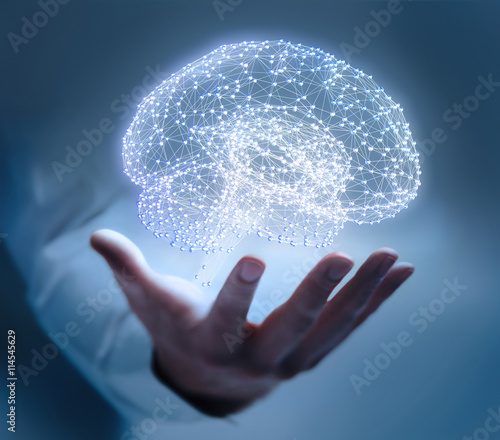Hand mit leuchtendem Gehirn-Netzwerk 