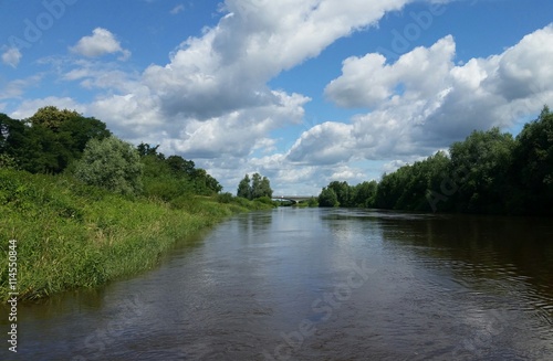 Fluss fließt durch grüne Sommerlandschaft - Flusslandschaft