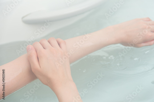 湯船に浸かる女性