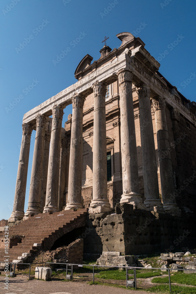 Tempel des Antoninus Pius und der Faustina im Forum Romanum in Rom - Eckansicht von vorn