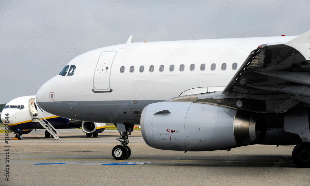 Obraz premium samolot pasażerski na lotnisku