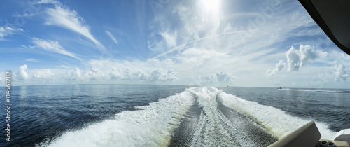 Quadro em tela Wake behind boat underway