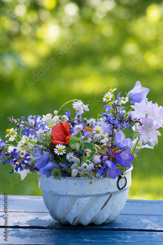 Fototapeta Naklejka Na Ścianę i Meble -  Wildblumen in alter Kuchenform