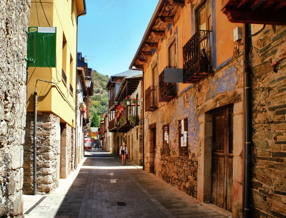 Fototapeta premium Calle Real, Street in Molinaseca, Leon, Spain