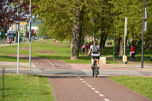 mujer circulando en bicicleta por la ciudad