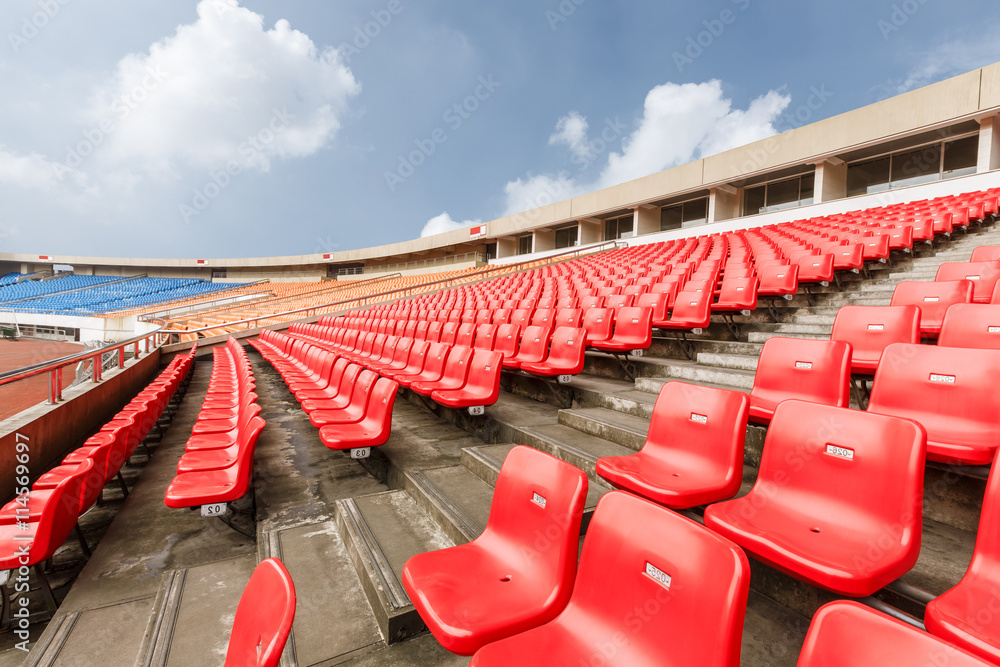 Naklejka premium Czerwone siedzenia na stadionie