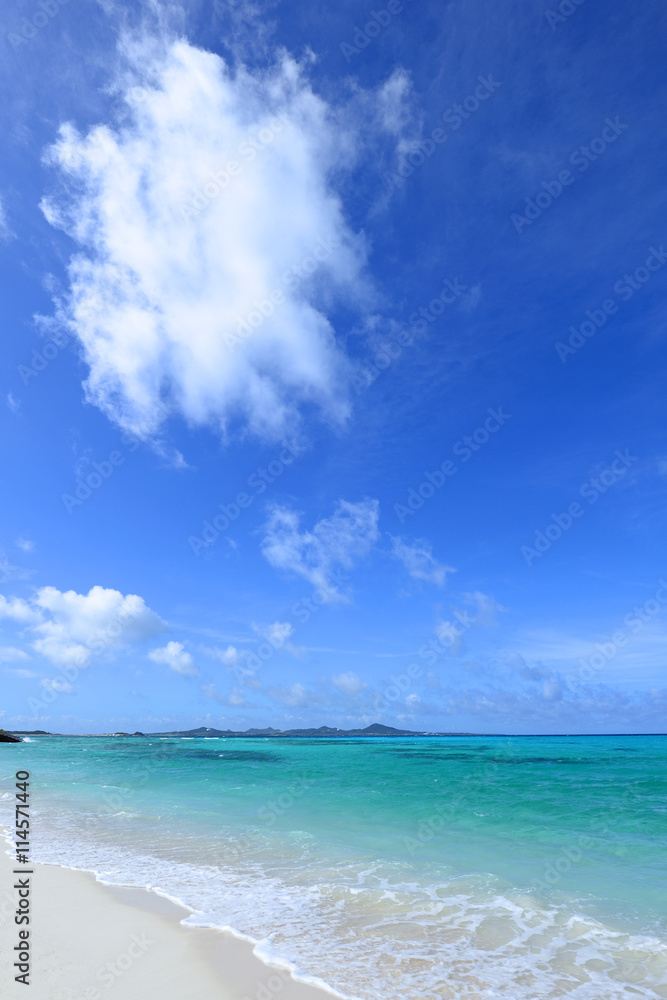 沖縄の美しい海とさわやかな空