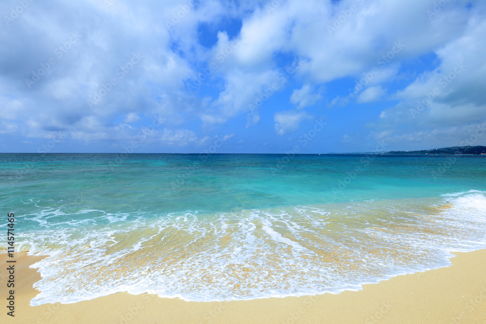 沖縄の美しい海とさわやかな空