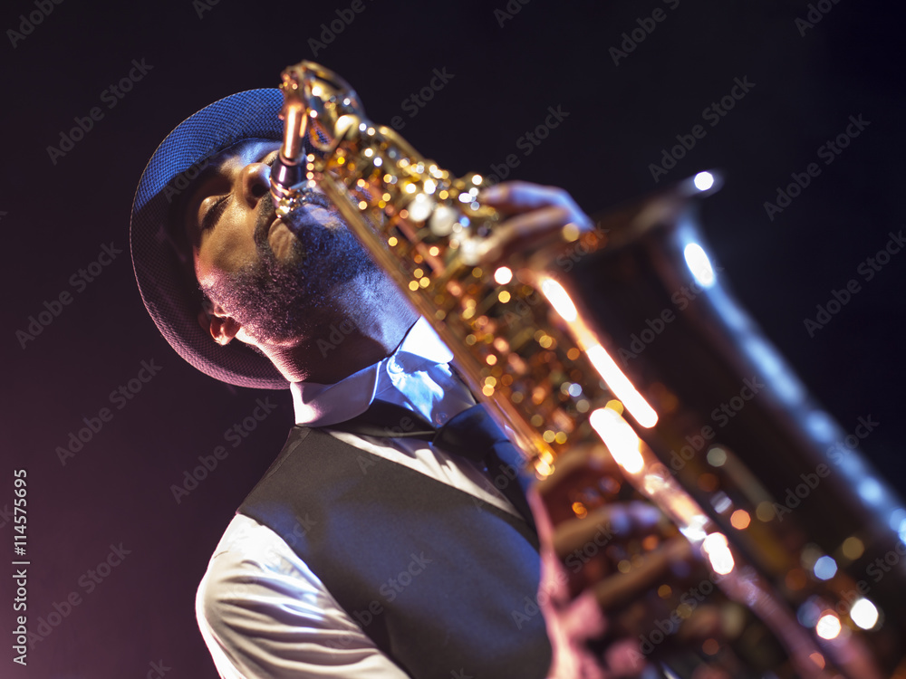 Naklejka premium Saxofonista negro en contrapicado