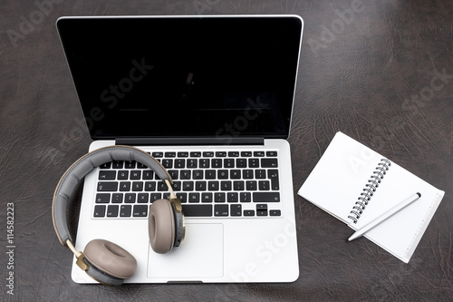 Obraz na płótnie Laptop on a desk with headphones and a notepad w salonie