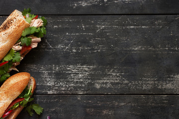Sierkussen Snackbar Twee tonijnsandwiches op donker hout  © yarmanyan