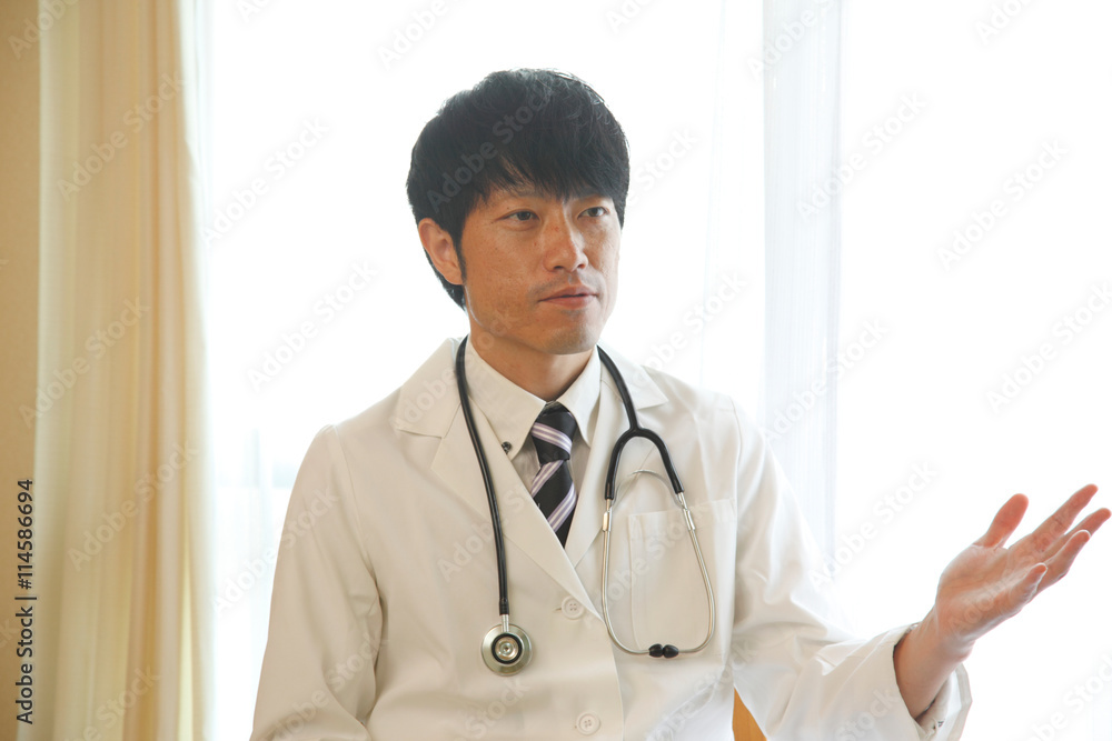 説明する医師 説明する医師