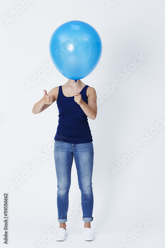 Young woman with thumbs up for balloon © sanneberg