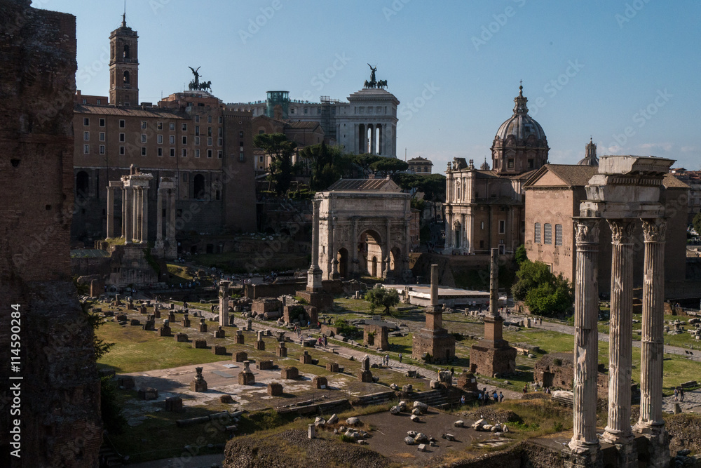 Blick vom Palatin auf das Forum Romanum in Rom mit Basilica Julia und Bogen des Septimius Severus