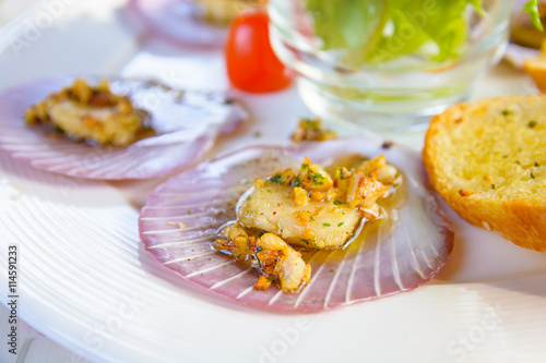 baked scallops with garlic butter