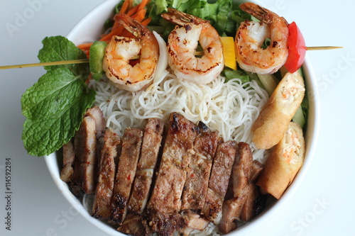 Foto Bun thit nuong or grilled shrimp, beef, spring rolls vermicelli