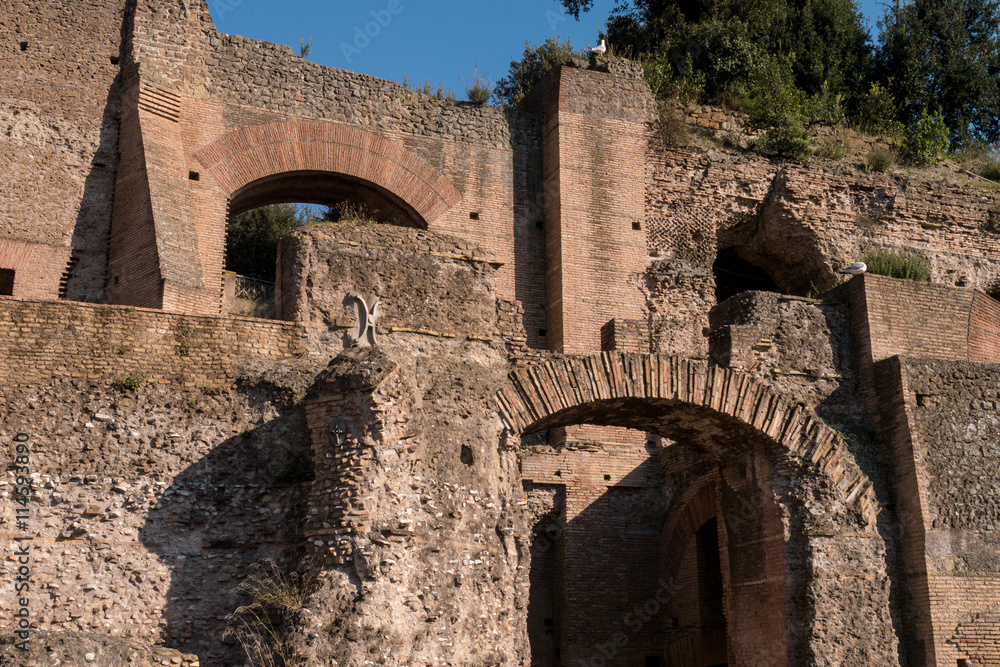 Detailaufnahme Mauern und Rundbögen im Forum Romanum in Rom