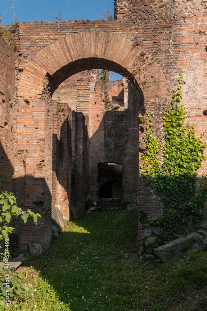 Via Nova - Detailaufnahme Mauern und Rundbögen im Forum Romanum in Rom
