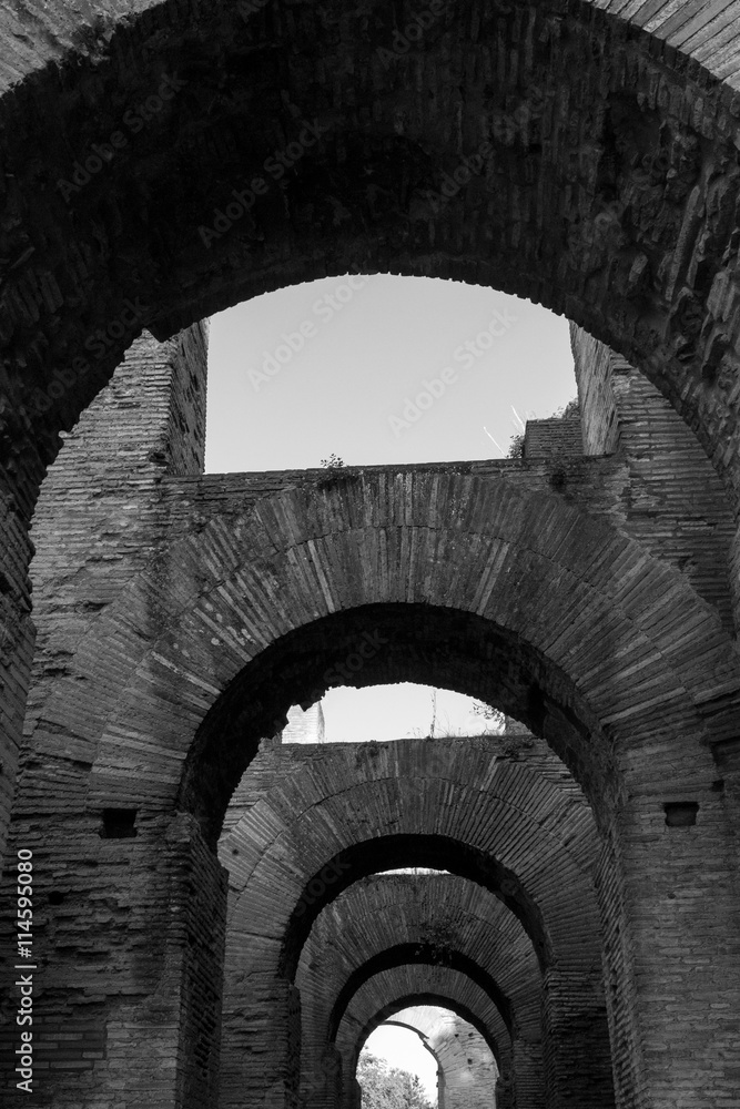 Via Nova - Detailaufnahme Mauern und Rundbögen im Forum Romanum in Rom
