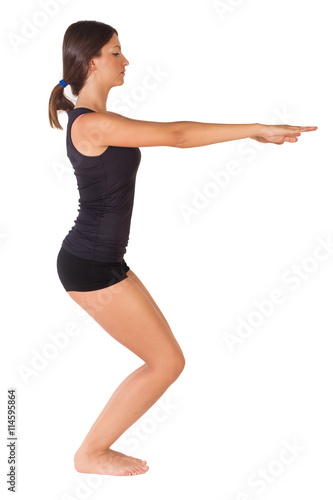 Mujer practicando estiramiento yoga sobre fondo blanco aislado. Vista de frente. Concepto: Deporte gimnasia. Copy space