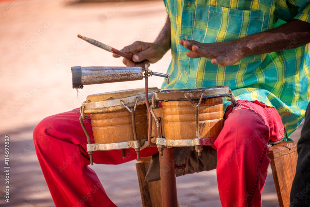 Gartenposter Straßenmusiker spielt Schlagzeug in Trinidad, Kuba -  Nikkel-Art.de