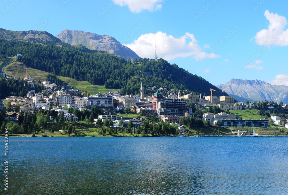Schweiz: St. Moritz und einer der drei Bergseen im Oberengadin
