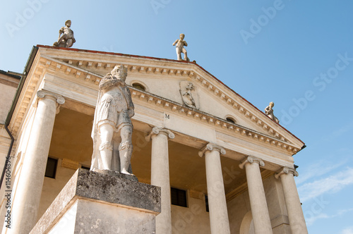 Obraz na płótnie Section of the famous palladian villa La Rotonda in Vicenza, with its ornamental statues w salonie