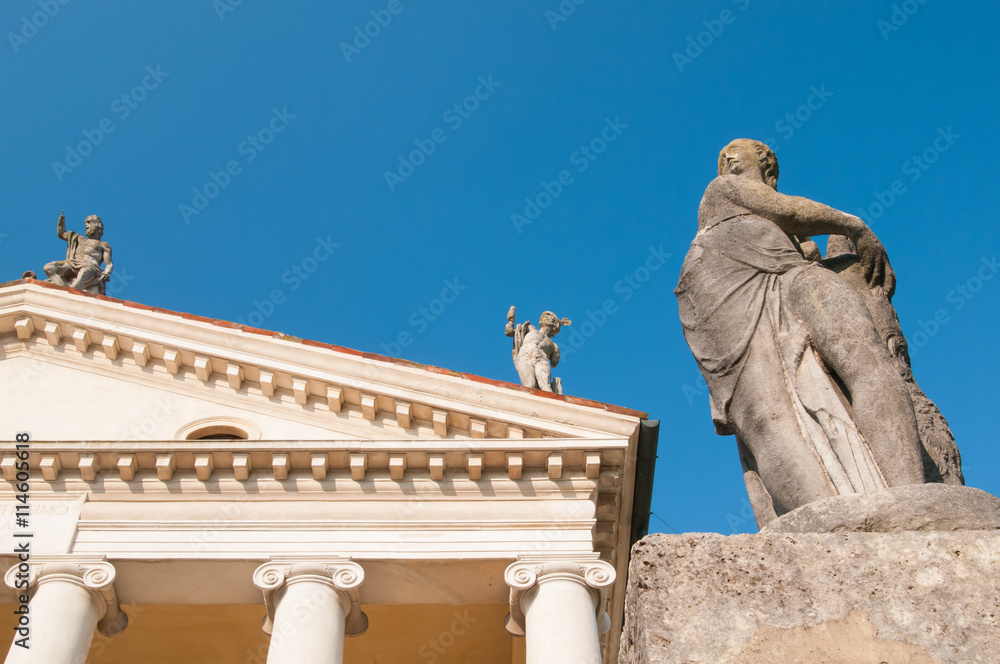 Obraz premium Section of the famous palladian villa La Rotonda in Vicenza, with its ornamental statues