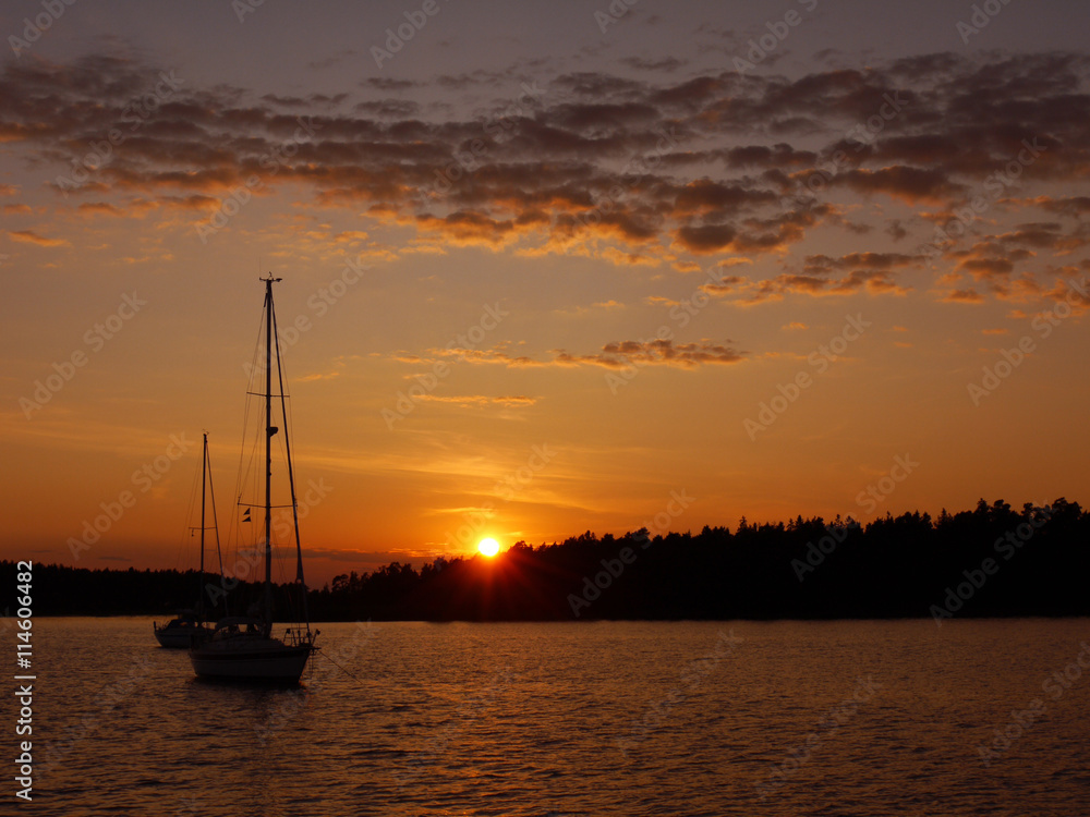 Segelboote ankern bei Sonnenuntergang im Vänernsee