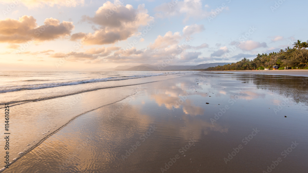 Fototapeta premium Sunrise, Four Mile Beach, QLD, Australia
