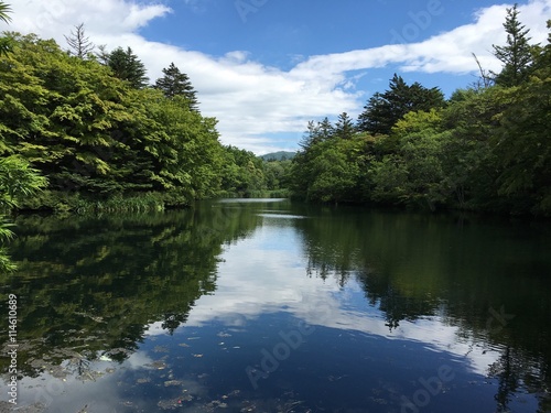 静かな湖面に映る大空