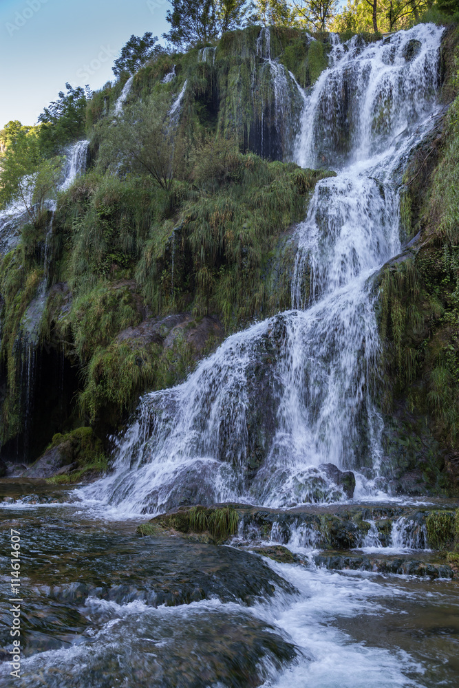 Obraz premium Cascade des tufs de Baume-les-messieurs