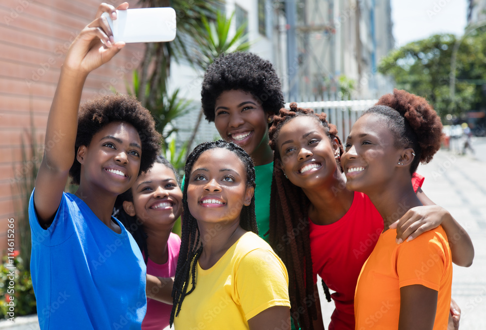 Fototapeta premium Gruppen afrikanischer Frauen macht Selfie
