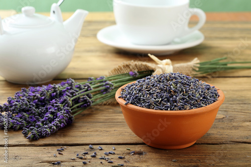 tisana o te  con fiori di lavanda su tavolo rustico di legno 