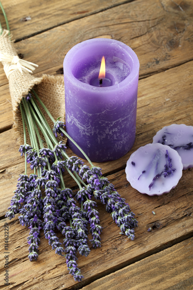 aromaterapia candela al profumo di lavanda su sfondo di legno rustico Stock  Photo
