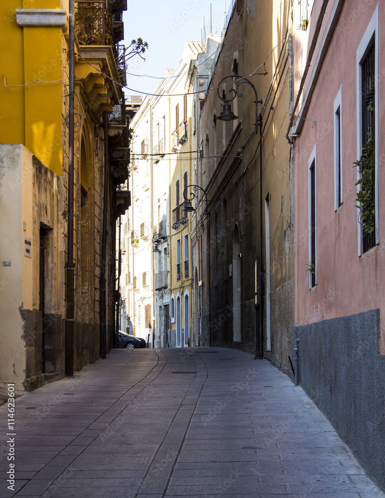 Fototapeta premium Cagliari: vicolo caratteristico del quartiere castello - Sardegna