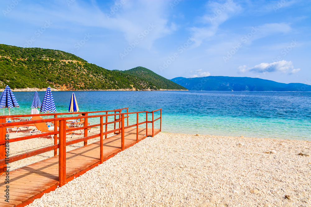 Fototapeta premium Drewniany chodnik do pięknej plaży Antisamos na wyspie Kefalonia, Grecja