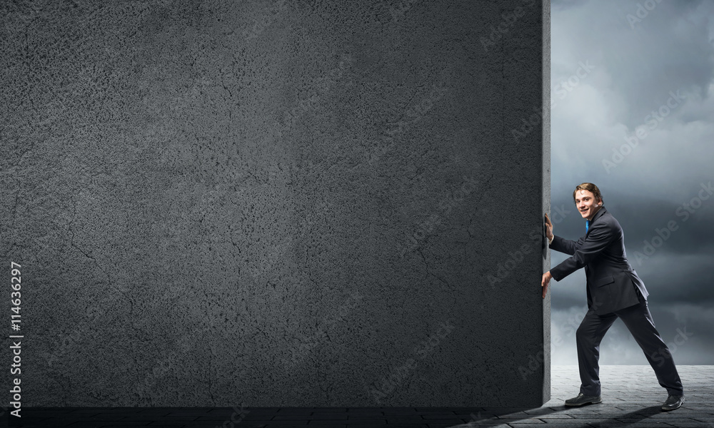 Obraz premium Businessman push wall
