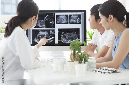 Quadro su tela The couple have received an explanation while watching an echo photo of the baby