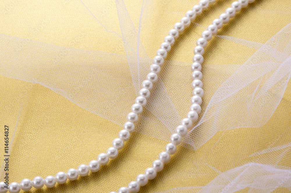 Fototapeta premium 金色の背景素材とチュールとパール