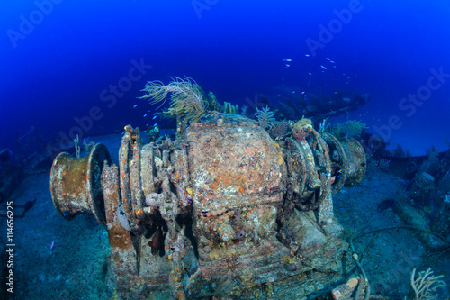 Bilde på lerret Machinery on an underwater shipwreck